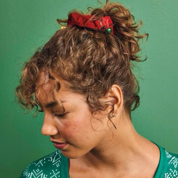 NWT Avon Women’s set 2 Christmas Socks & Festive Scrunchie, Holiday, Christmas - Picture 2 of 5